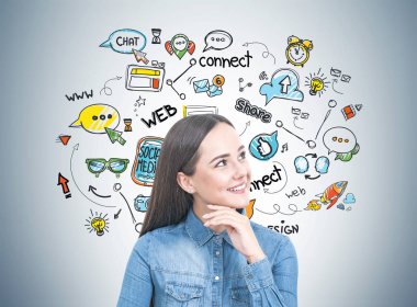 Düşünme, gülümseyen genç kadın sosyal medya