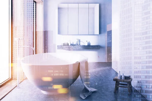 Fehér fürdőszoba, fehér fürdőkád, tónusú betonon — Stock Fotó
