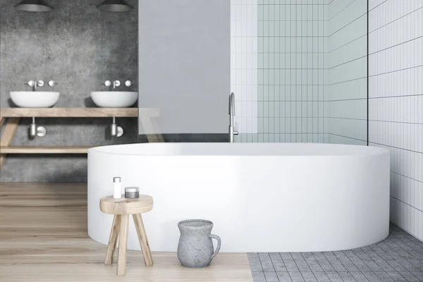 Salle de bain carrelage blanc intérieur, baignoire et lavabo — Photo