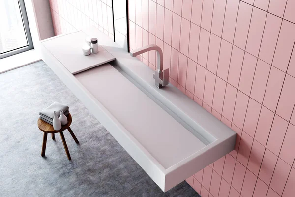 Waschbecken in einem rosa Badezimmerinnenraum, Draufsicht — Stockfoto
