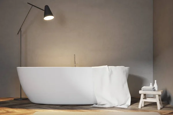Badezimmer mit weißer Badewanne, graue Wände in Nahaufnahme — Stockfoto
