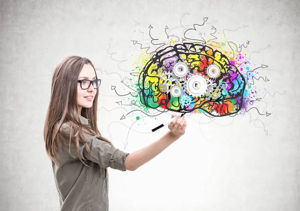 Mujer sonriente con un marcador, cerebro engranaje — Foto de Stock