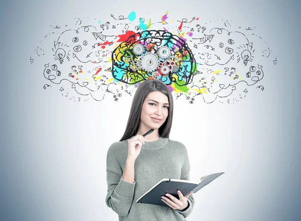 Mujer sonriente con un planificador, cerebro engranaje — Foto de Stock