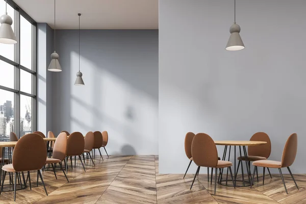 Stylová patrová židle do kavárny, béžové, kulaté stoly — Stock fotografie