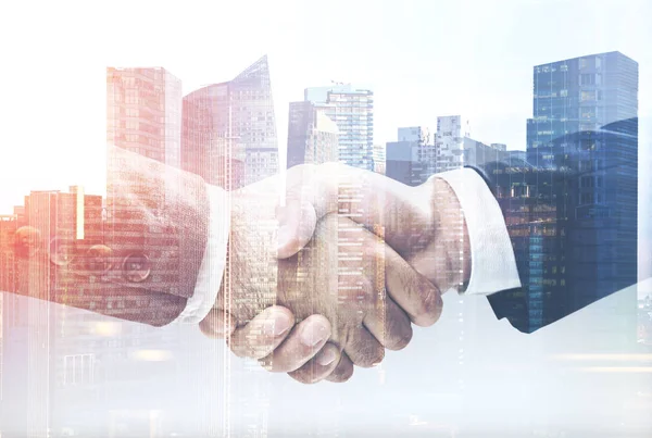 Two businessmen shake hands in a city close up — Stock Photo, Image