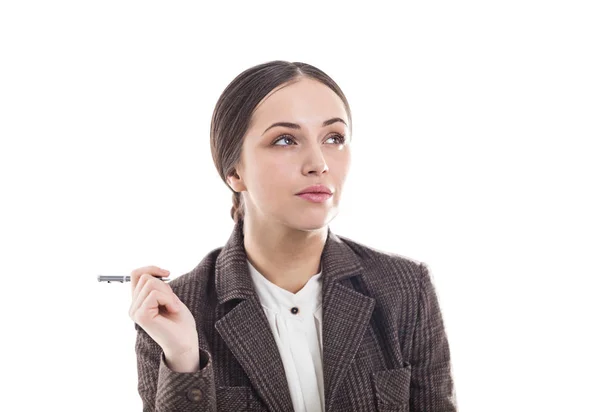 Mujer de negocios pensativa con una pluma — Foto de Stock