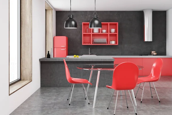 Интерьер кухни с красным креслом, черная стена — стоковое фото