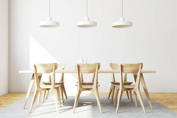 Λευκό εσωτερικό, ξύλινες καρέκλες τραπεζαρίας — Φωτογραφία Αρχείου