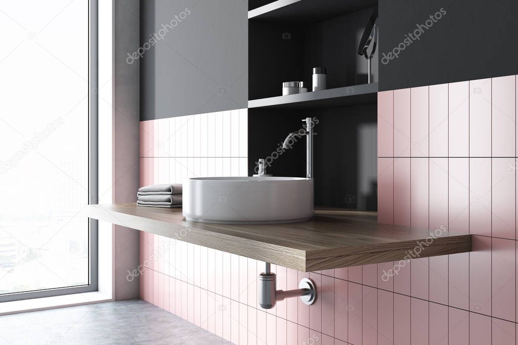 Lavabo en el interior de un baño de color de rosa y gris — Foto de