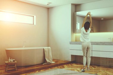 Beyaz ve ahşap banyo köşesi, kadın