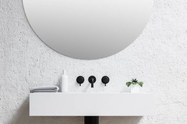 Ayna yuvarlak bir banyo lavabo yakın çekim