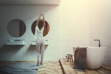 Beyaz otel banyo iç, kadın