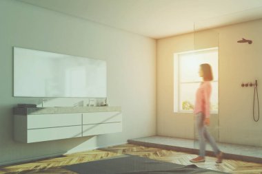 Çift lavabo beyaz bir banyoda duş tonda