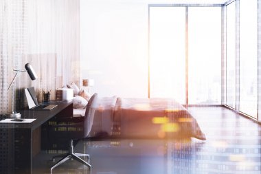 Beyaz yatak odası, bilgisayar masası yan görünüm tonda.