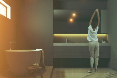 Kadın siyah lüks bir banyo