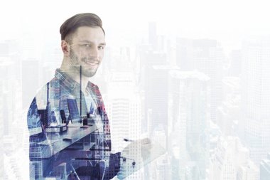 Sisli bir şehirde yaratıcı genç adam