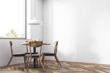 Yuvarlak masa sandalye bir restoranda ile pencere