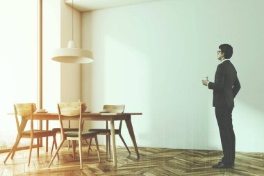 Modern beyaz tuğla kafe, yeşil sandalyeler, tonda duvar