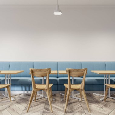 Beyaz Cafe, ahşap sandalyeler