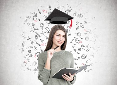 Bir planlayıcısı, eğitim ile gülümseyen kadın