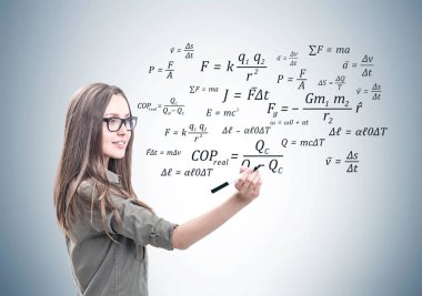 Bir marker ile formül gülümseyen kadın