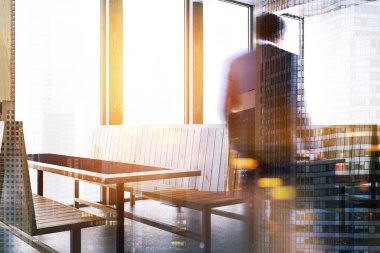 Afrika kökenli Amerikalı adam bir çatı Cafe