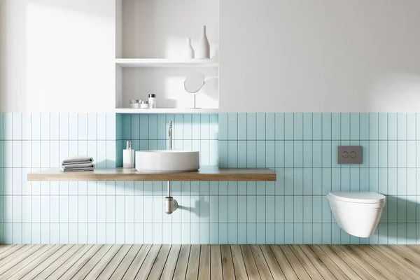 Lavabo ve tuvalet mavi ve beyaz banyoda — Stok fotoğraf