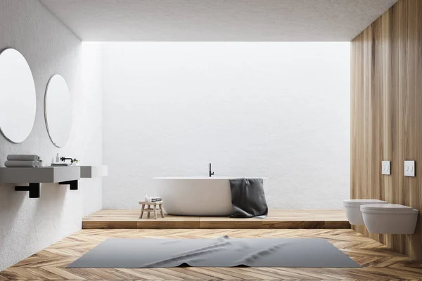 Interior del baño blanco y de madera — Foto de Stock