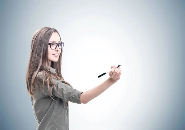 Mujer sonriente con un marcador, gafas de burla —  Fotos de Stock