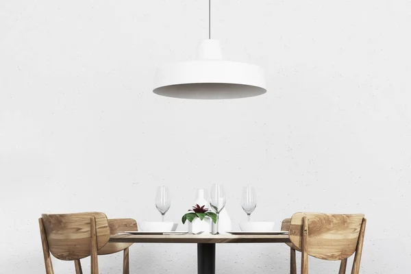 Runder Tisch mit Stühlen im Restaurant — Stockfoto
