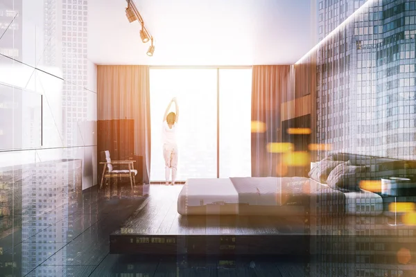 Beyaz ahşap çatı katı yatak odası ile bir Tv seti, kadın