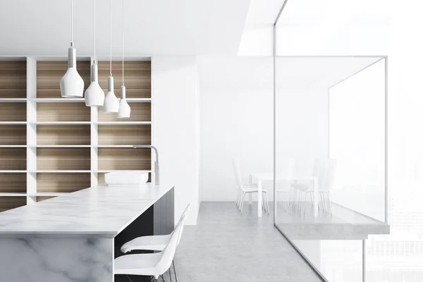 Мраморные столешницы на белой кухне — стоковое фото