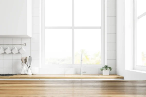 Interior de la cocina blanca, mesa de madera — Foto de Stock