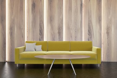 Ahşap oturma odasında sarı kanepe