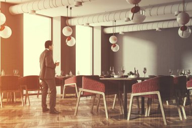 Kırmızı sandalye, bir çatı kafe köşesinde işadamı