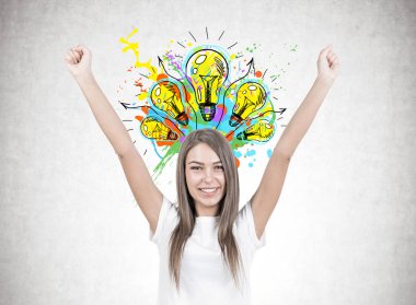 Eller havaya, yaratıcı olan mutlu kadın