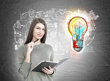 Bir planlayıcısı, iş fikri ile gülümseyen kadın