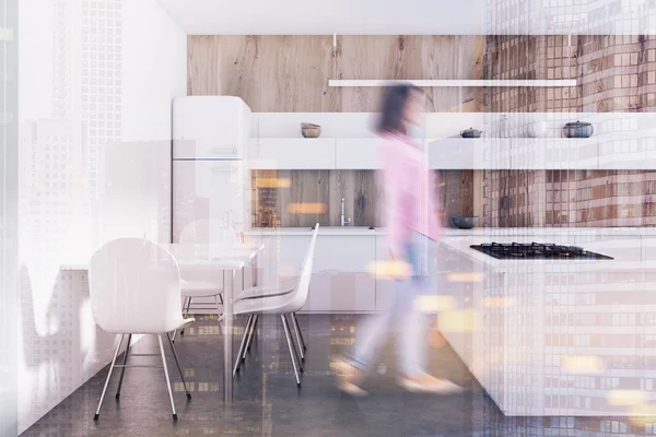 Cocina de madera, mostradores blancos, mesa tonificada — Foto de Stock