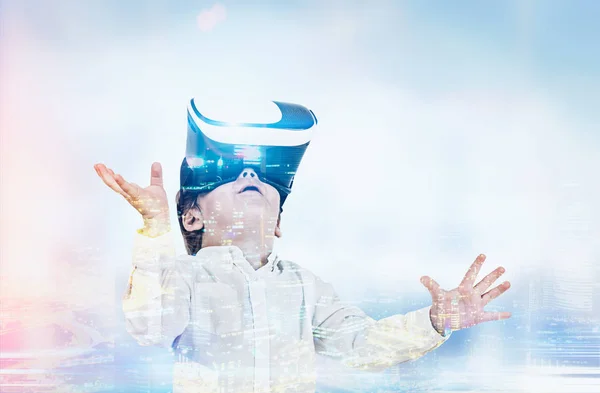 Menino bonito em óculos VR, cidade nebulosa — Fotografia de Stock