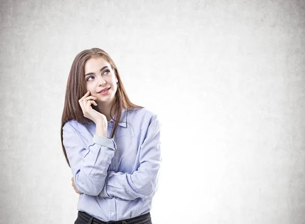 Mujer joven soñadora con una camisa azul, maqueta — Foto de Stock