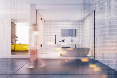 Döşenmiş banyo ve tonda bir yatak odası