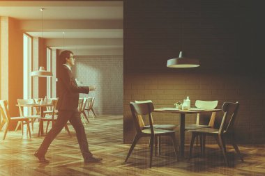 Gri tuğla çatı kafe, tonda boş duvar iç