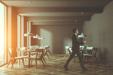 Beyaz tuğla modern café iç tonda