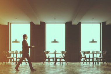 Gri bir tuğla iç çatı kafe, tonda