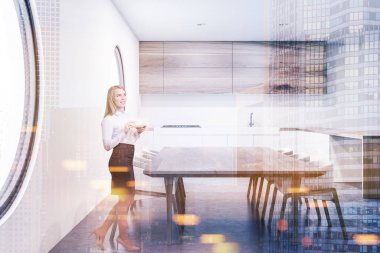 Yuvarlak pencere yemek odası iç, kadın