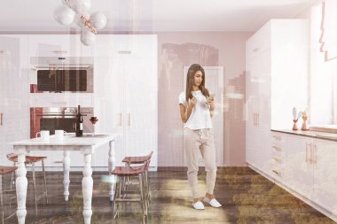 Lüks mutfak mermer bir tabloyla kadında