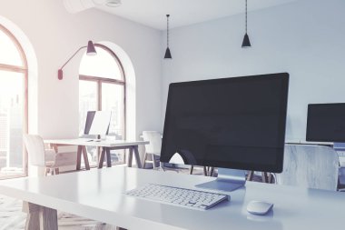 Siyah bilgisayar ekranında bir ofis masaları
