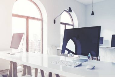Siyah bilgisayar ekranında tonda bir ofis masaları