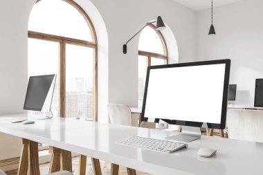 Bilgisayar ekranı üzerinde beyaz bir tablo alay