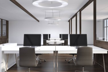 Bir açık alan ofis, karanlık önden görünümü